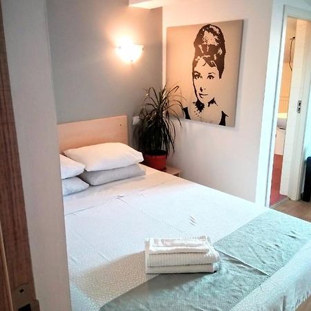 Central Guesthouse (Adults Only) Bucureşti Ngoại thất bức ảnh