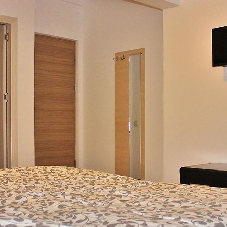 Central Guesthouse (Adults Only) Bucureşti Ngoại thất bức ảnh