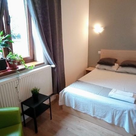 Central Guesthouse (Adults Only) Bucureşti Ngoại thất bức ảnh