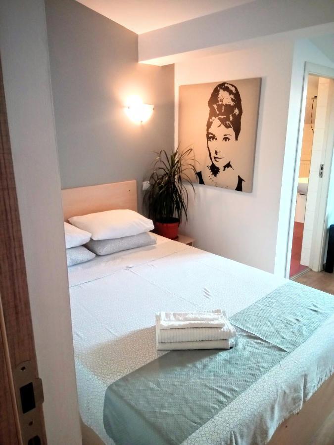Central Guesthouse (Adults Only) Bucureşti Ngoại thất bức ảnh