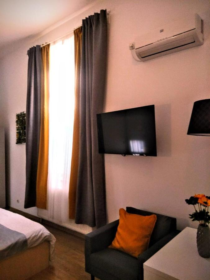 Central Guesthouse (Adults Only) Bucureşti Ngoại thất bức ảnh