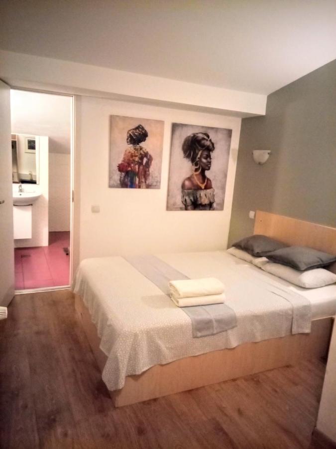 Central Guesthouse (Adults Only) Bucureşti Ngoại thất bức ảnh