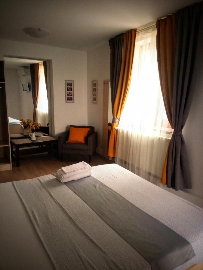 Central Guesthouse (Adults Only) Bucureşti Ngoại thất bức ảnh