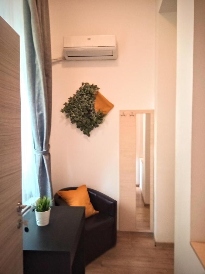 Central Guesthouse (Adults Only) Bucureşti Ngoại thất bức ảnh