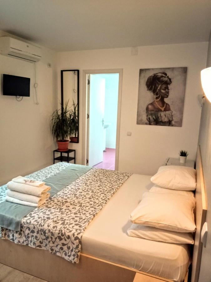 Central Guesthouse (Adults Only) Bucureşti Ngoại thất bức ảnh