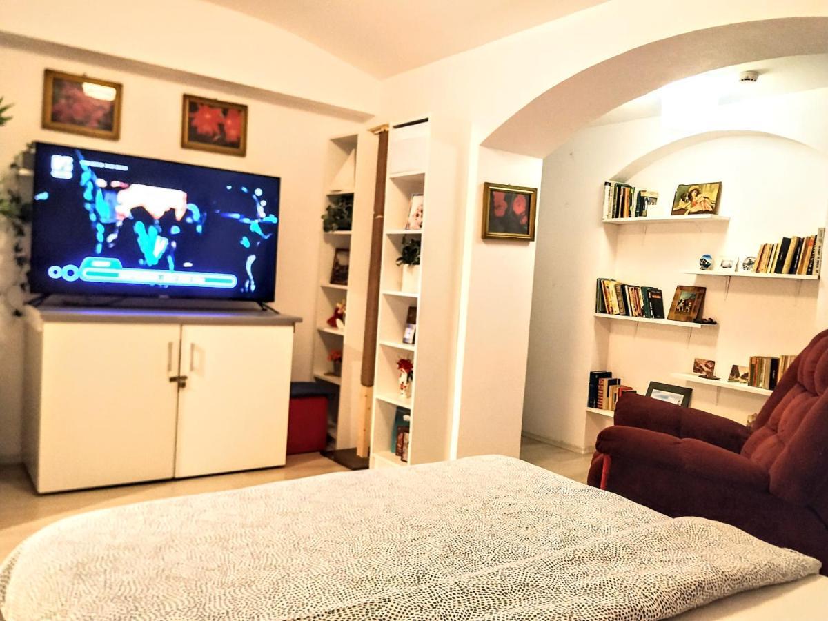 Central Guesthouse (Adults Only) Bucureşti Ngoại thất bức ảnh