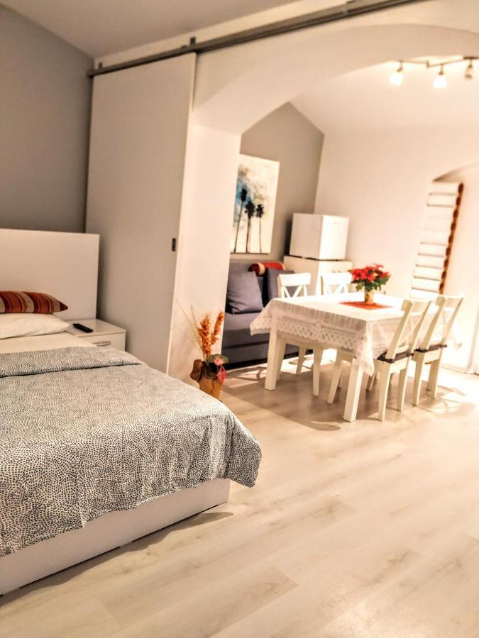 Central Guesthouse (Adults Only) Bucureşti Ngoại thất bức ảnh