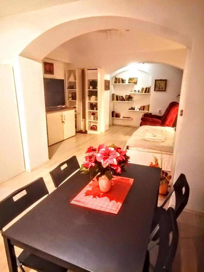 Central Guesthouse (Adults Only) Bucureşti Ngoại thất bức ảnh
