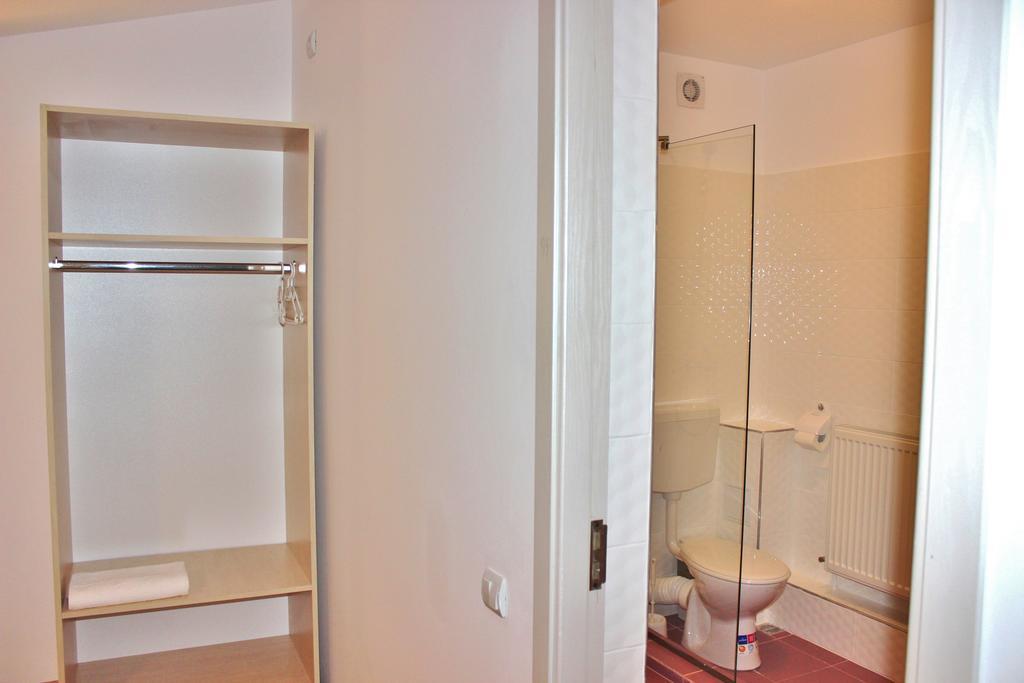 Central Guesthouse (Adults Only) Bucureşti Ngoại thất bức ảnh