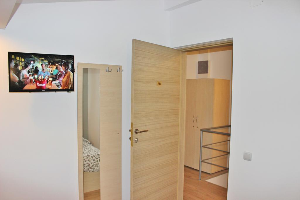 Central Guesthouse (Adults Only) Bucureşti Ngoại thất bức ảnh