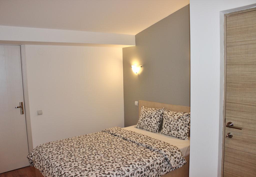Central Guesthouse (Adults Only) Bucureşti Ngoại thất bức ảnh