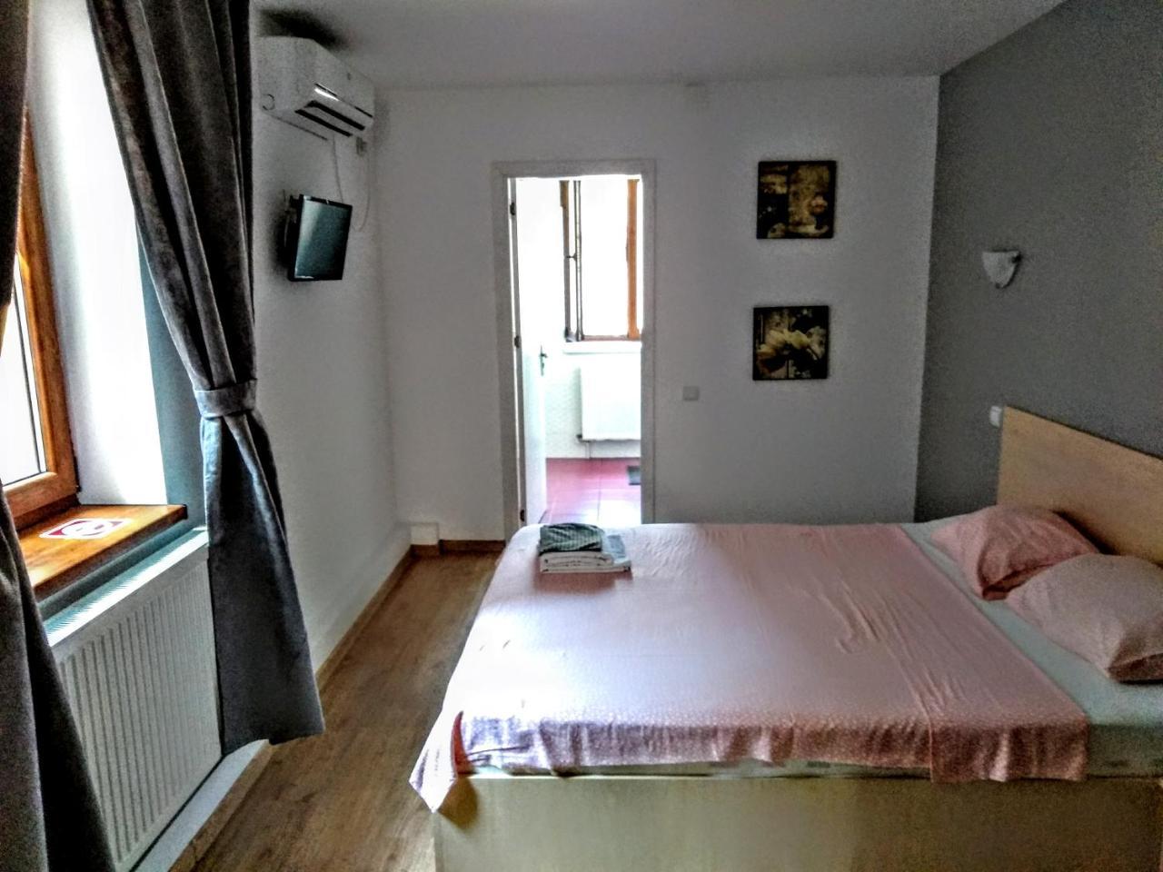 Central Guesthouse (Adults Only) Bucureşti Ngoại thất bức ảnh