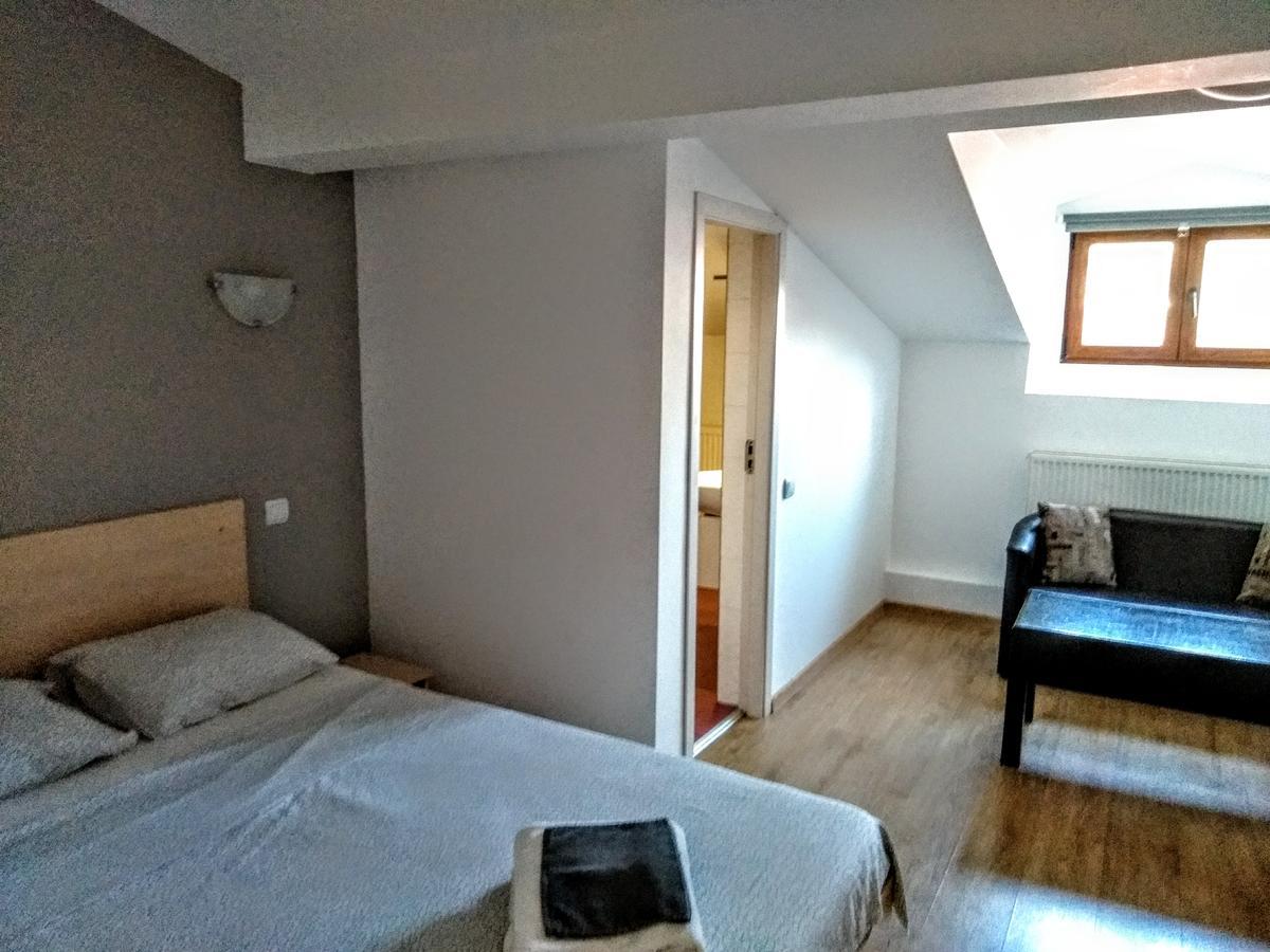 Central Guesthouse (Adults Only) Bucureşti Ngoại thất bức ảnh