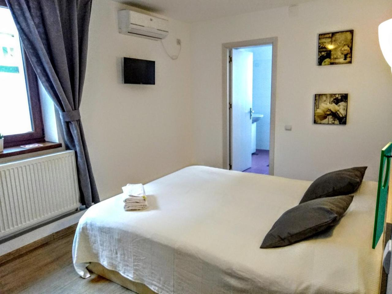Central Guesthouse (Adults Only) Bucureşti Ngoại thất bức ảnh