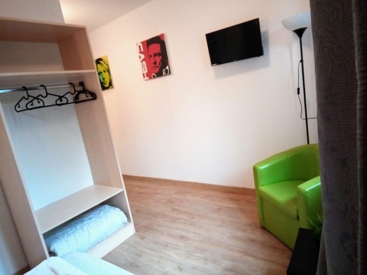 Central Guesthouse (Adults Only) Bucureşti Ngoại thất bức ảnh