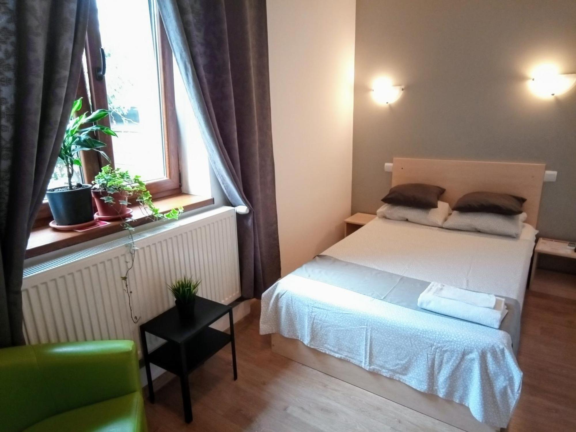 Central Guesthouse (Adults Only) Bucureşti Ngoại thất bức ảnh