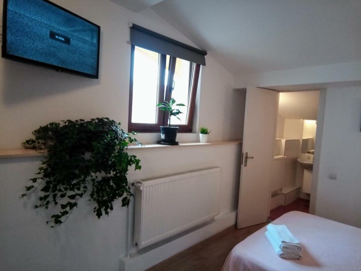Central Guesthouse (Adults Only) Bucureşti Ngoại thất bức ảnh