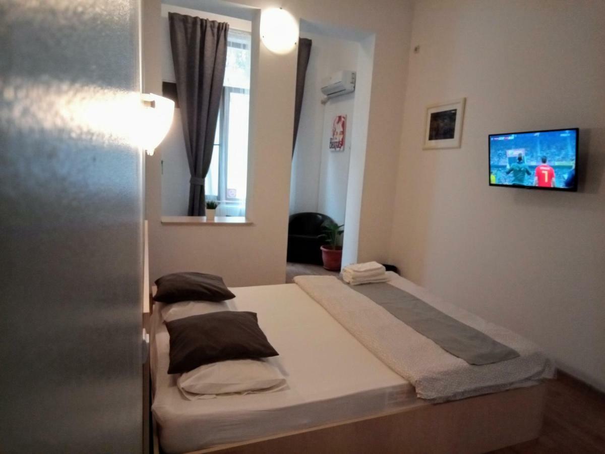 Central Guesthouse (Adults Only) Bucureşti Ngoại thất bức ảnh