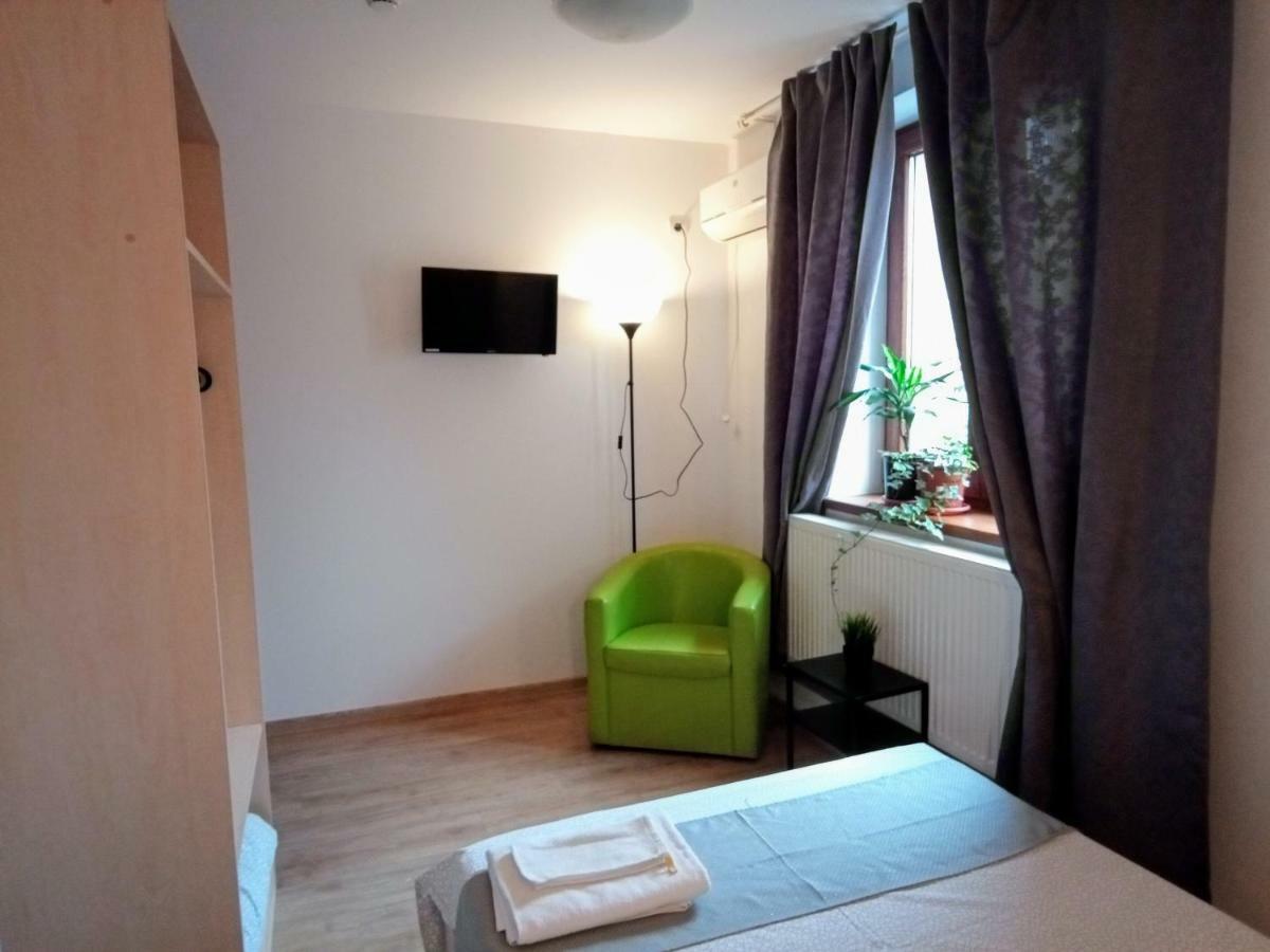 Central Guesthouse (Adults Only) Bucureşti Ngoại thất bức ảnh