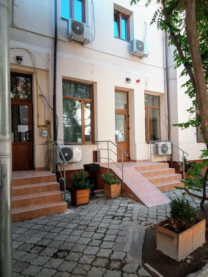Central Guesthouse (Adults Only) Bucureşti Ngoại thất bức ảnh