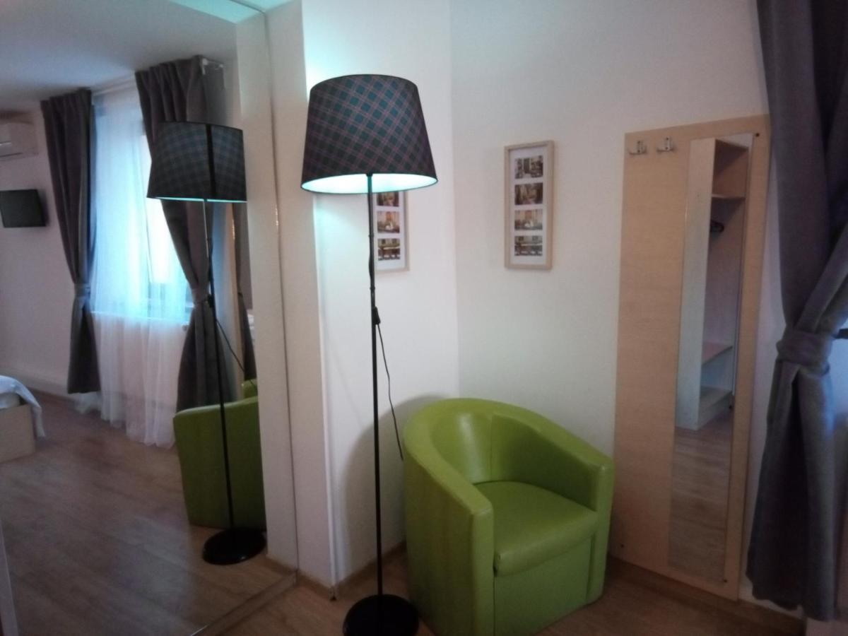 Central Guesthouse (Adults Only) Bucureşti Ngoại thất bức ảnh