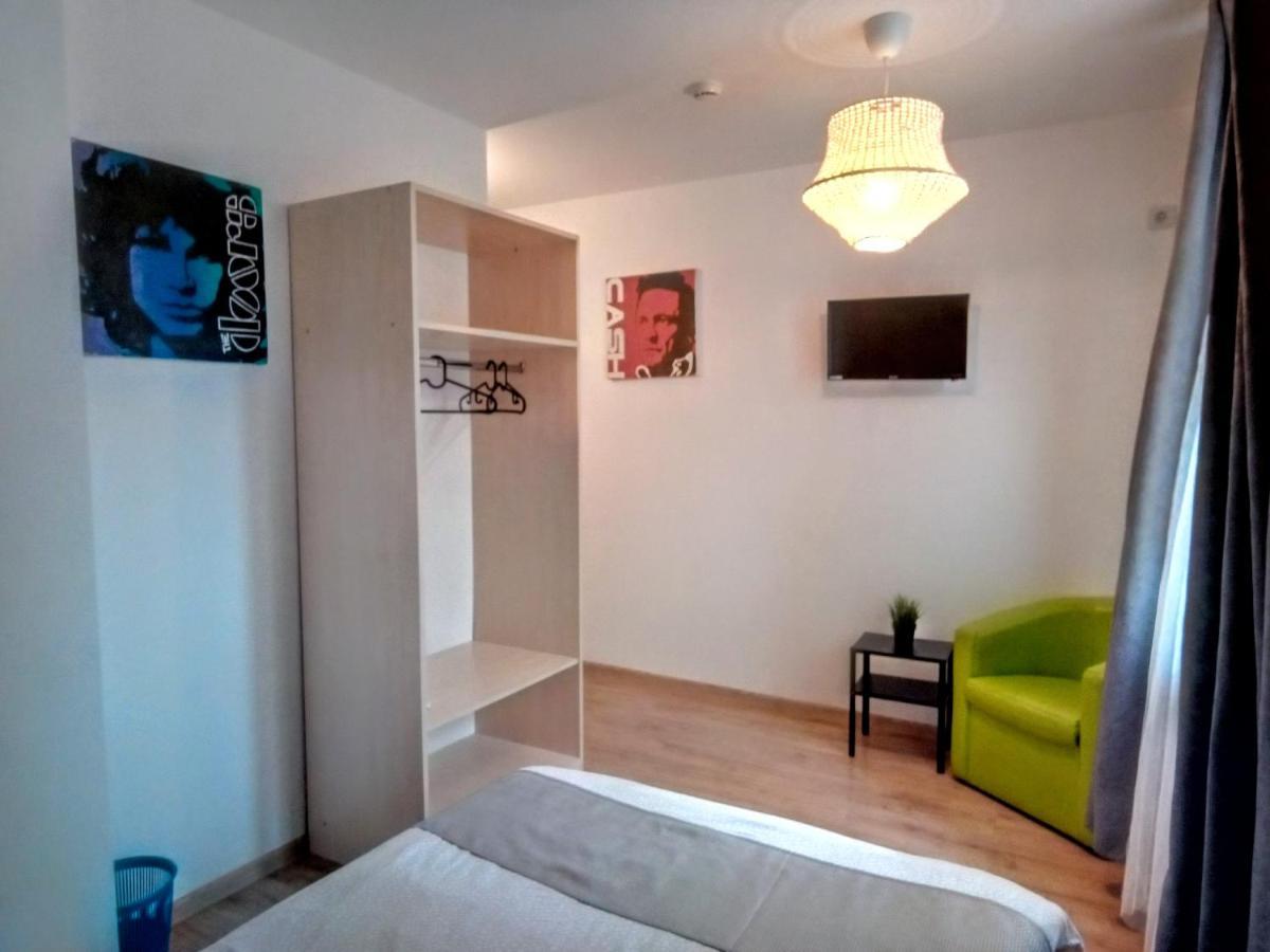 Central Guesthouse (Adults Only) Bucureşti Ngoại thất bức ảnh