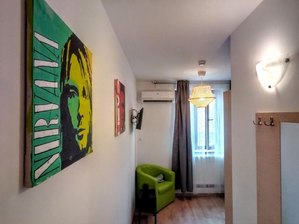 Central Guesthouse (Adults Only) Bucureşti Ngoại thất bức ảnh
