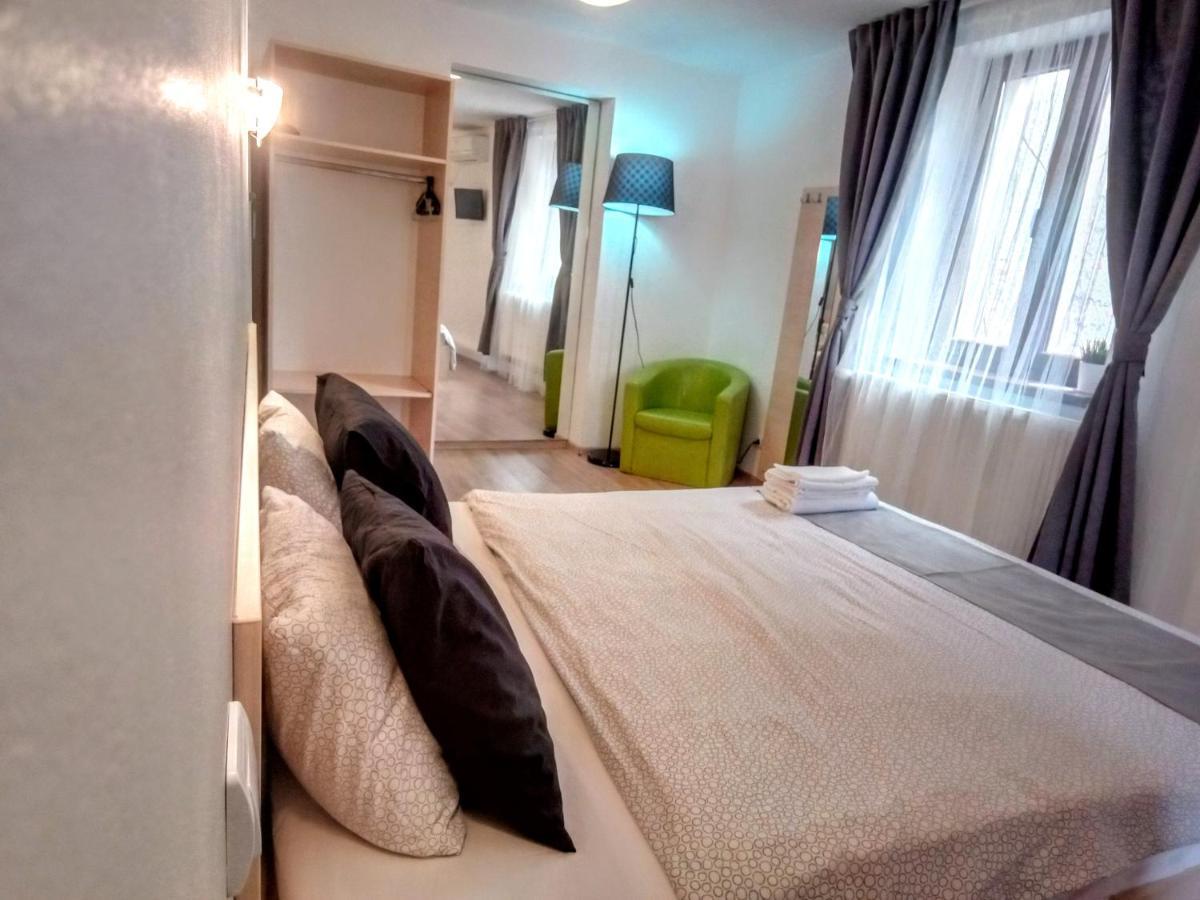 Central Guesthouse (Adults Only) Bucureşti Ngoại thất bức ảnh