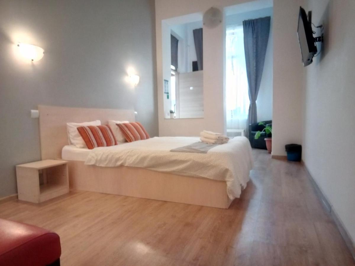 Central Guesthouse (Adults Only) Bucureşti Ngoại thất bức ảnh